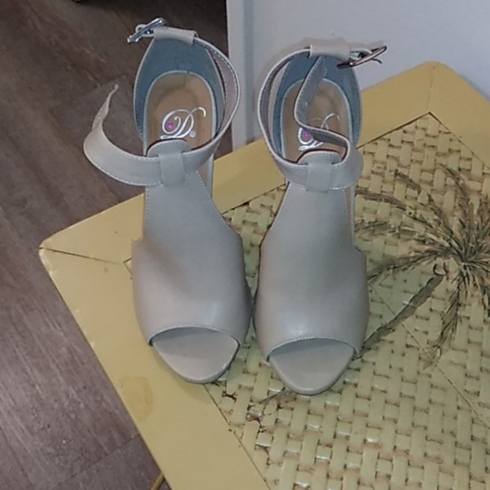 Shoes - Picture 3 of 4